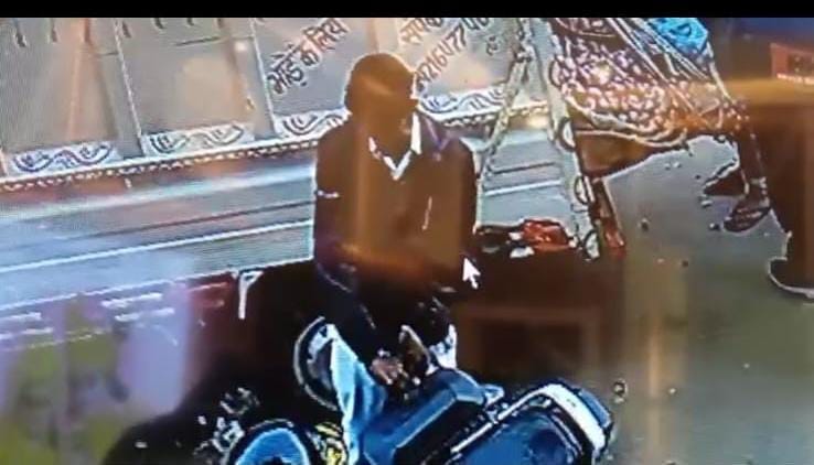 Cash, jewelery blown away by opening bike trunk