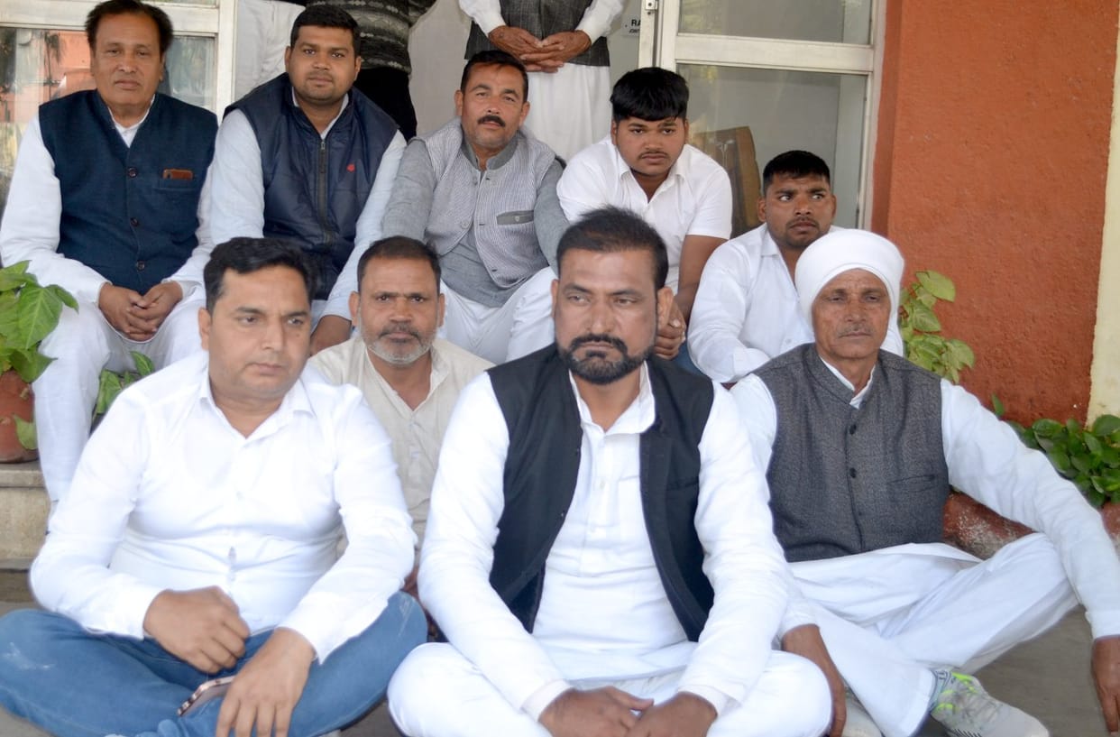 Farmers reached Shamli mill, sat on strike