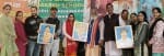 अतिथियों को भारत माता व वीर सपूतों के चित्र भेंट करते संस्था सदस्य। संवाद