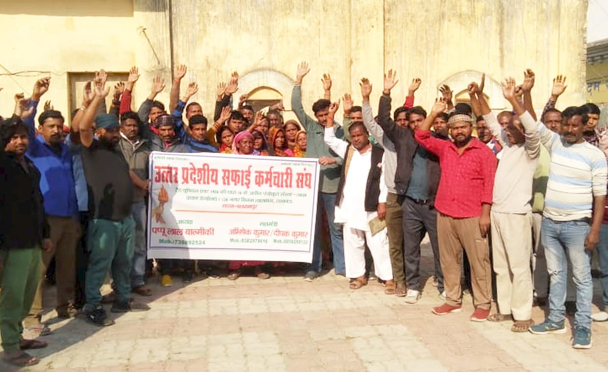 200 sweepers started strike, cleaning system stalled in 25 wards