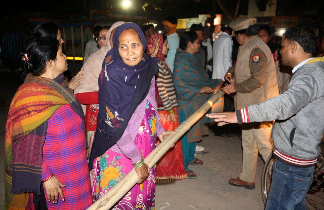 Angry women jammed due to lack of water