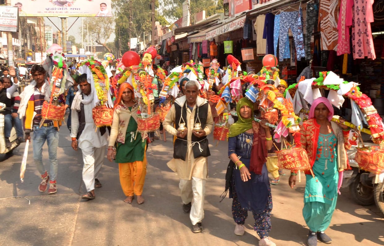 Ramghat road started echoing with the cheers of Bol Bam