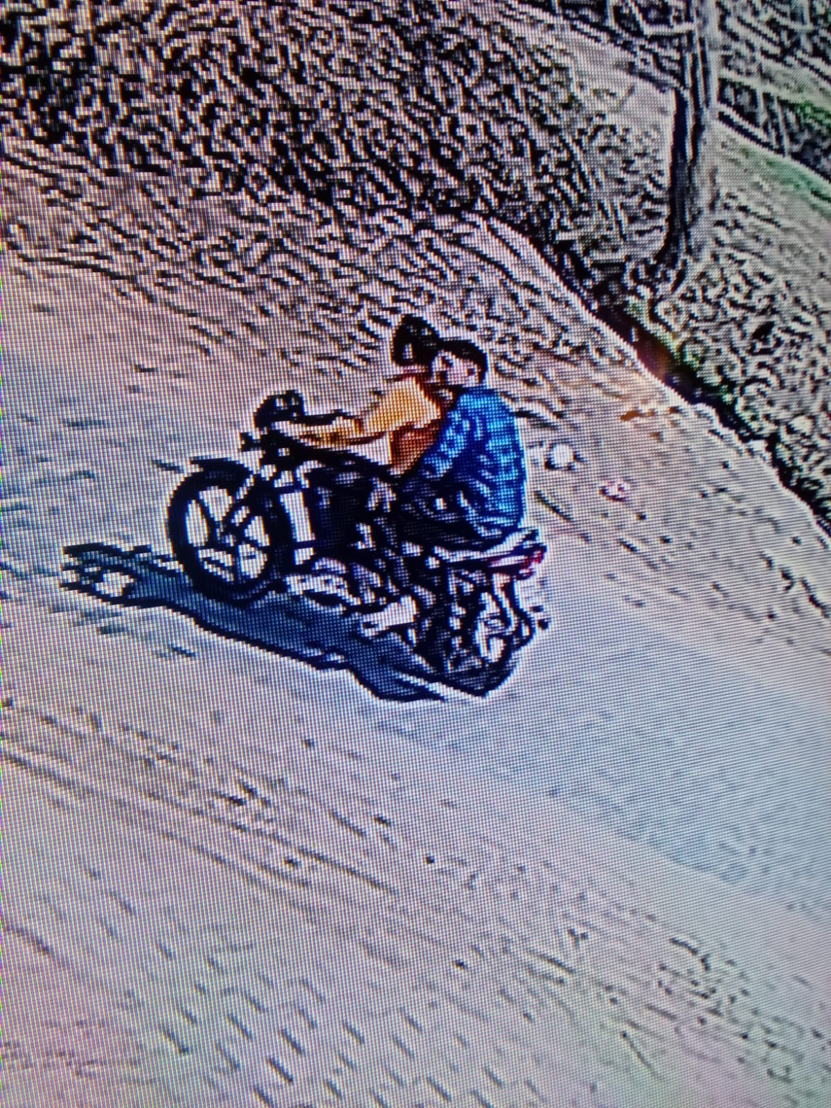Two bike-riding miscreants absconded after snatching woman's earrings