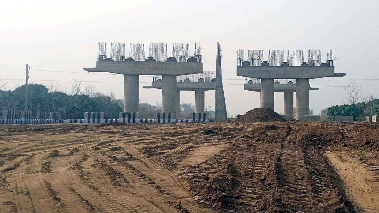 Three highways passing through the district are almost ready, waiting for the completion of the bridges