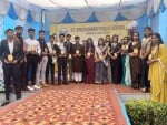 शत-प्रतिशत उपस्थिति के लिए आरुषि गर्ग को सम्मानित करते प्रधानाचार्य डॉक्टर जगदीश शर्मा। 