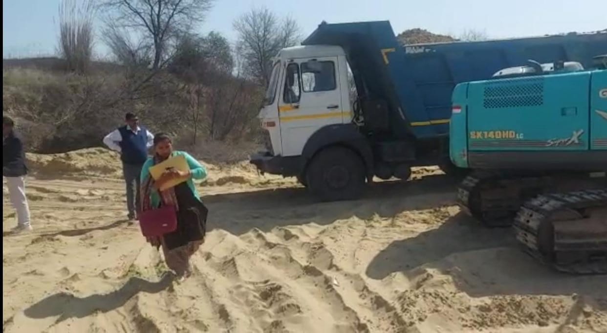 Chief Minister's flying squad raided and stopped illegal soil mining, Poklen machine and dumper seized