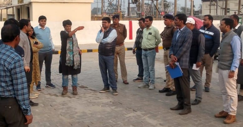 Remove bad vehicles parked in the parking lot, get the station beautified