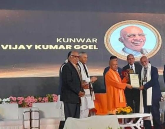 CM honored industrialists Vijay Goyal and Gautam Goyal
