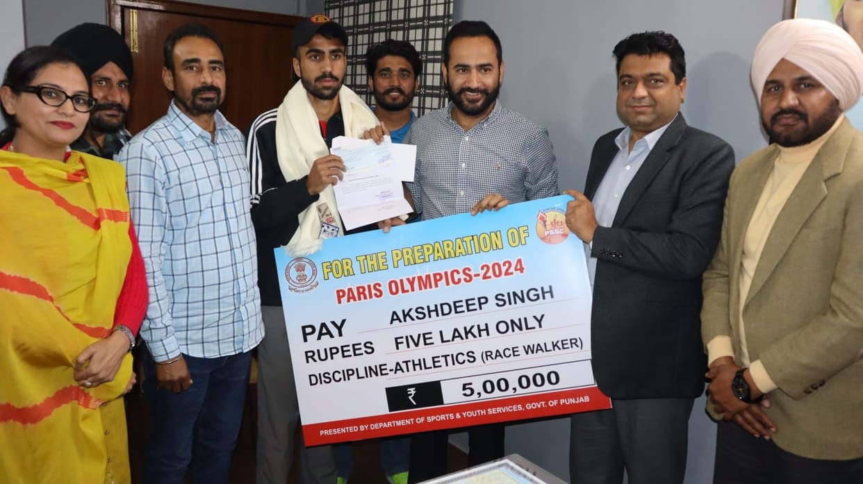 Meet Haier handed over a check of five lakhs to Akshdeep Singh