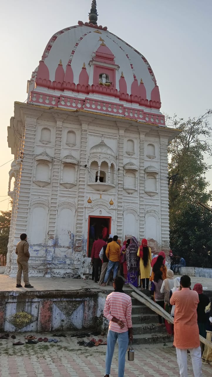 Om Namah Shivay echoed in the pagodas, performed Jalabhishek
