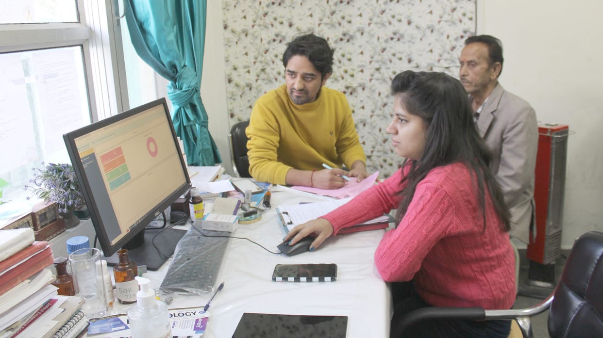 Medical college experts gave online consultation