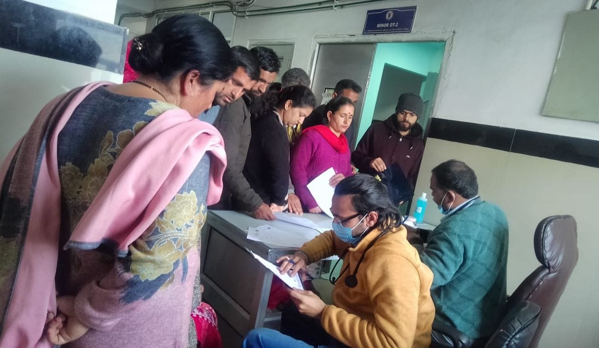 Crowd gathered in the emergency room of the medical college