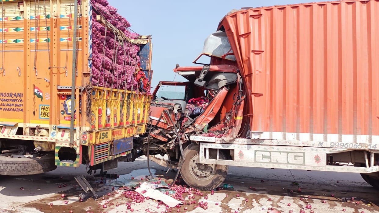 Truck collides with truck loaded with onions on Fatehabad bypass
