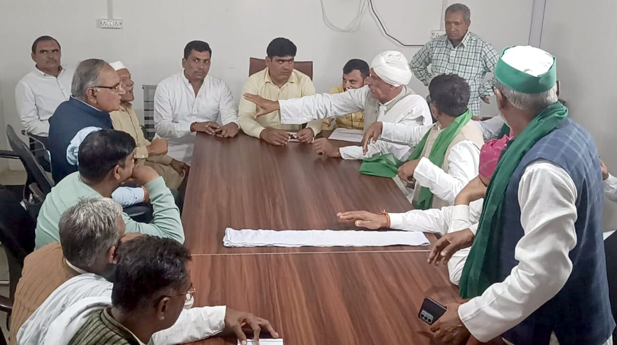 Farmers surrounded the officers