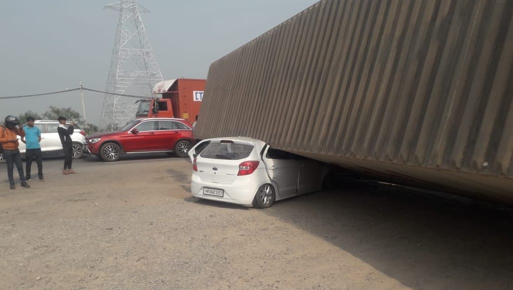 The car entered under the trala, many vehicles collided, jammed on the highway