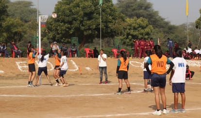  हकेंविवि में आयोजित प्रतियोगिता में खेलते खिलाड़ी।