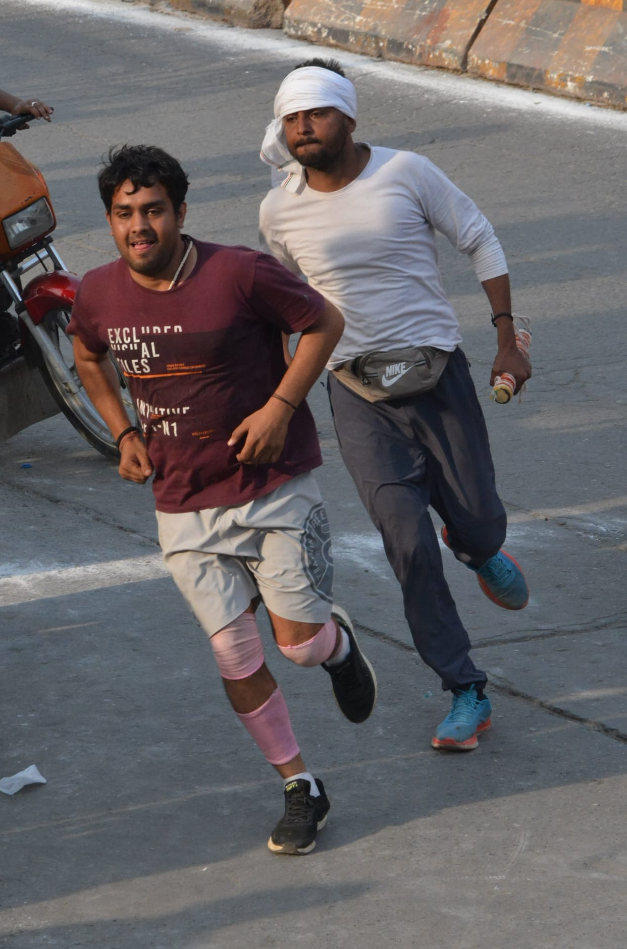 With the echo of Har-Har Mahadev, the kanwariyas are moving towards the pagodas