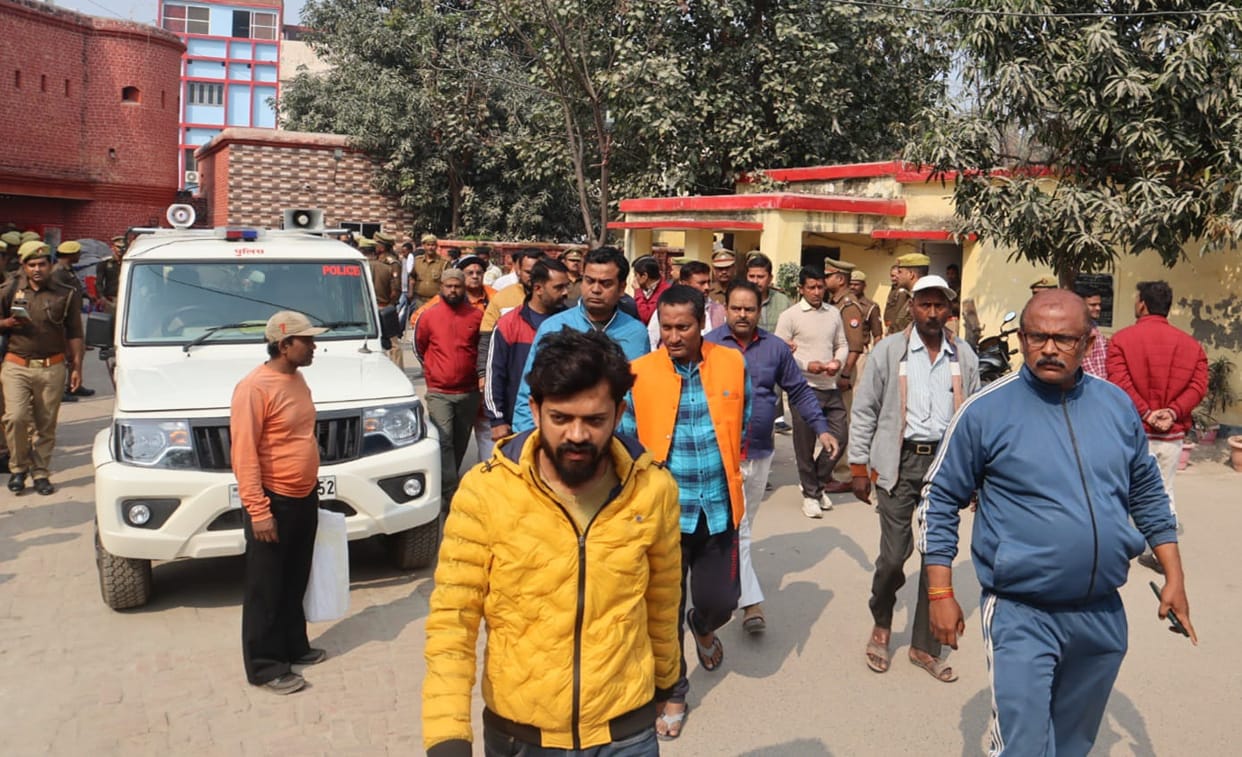BJP clashed with the police to free the worker