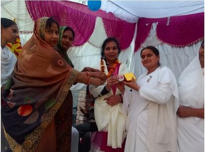 कवि सम्मेलन: मांगा है दुआओं में, जपी दिन रात माला है, दुआएं इनकी ले लो जी, जिन्होंने तुमको पाला है सिकंदराराऊ के कवि सम्मेलन में कवियत्री का स्वागत करते आयोजक
