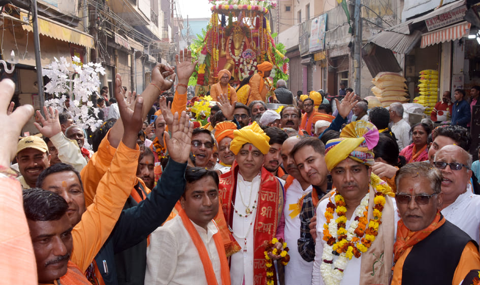 Balaji's procession taken out with bandleaders