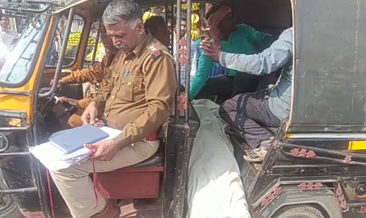 The policemen took the laborer's body in an auto and took it to the hospital