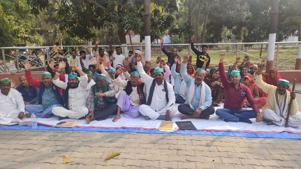 Bhakiyu workers sitting on dharna
