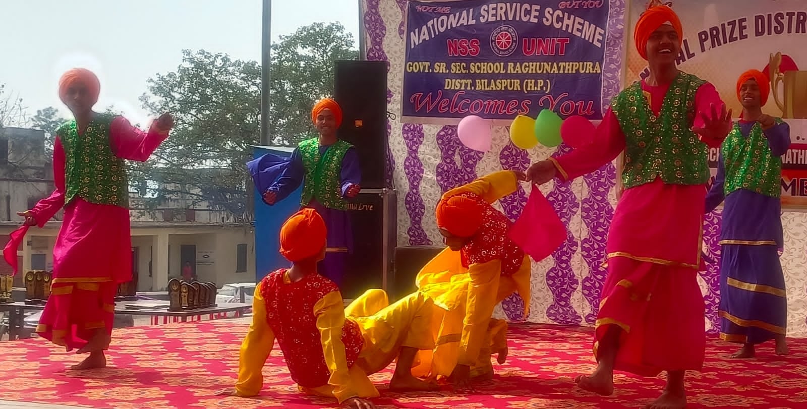 Students cheered after getting award in Raghunathpura school