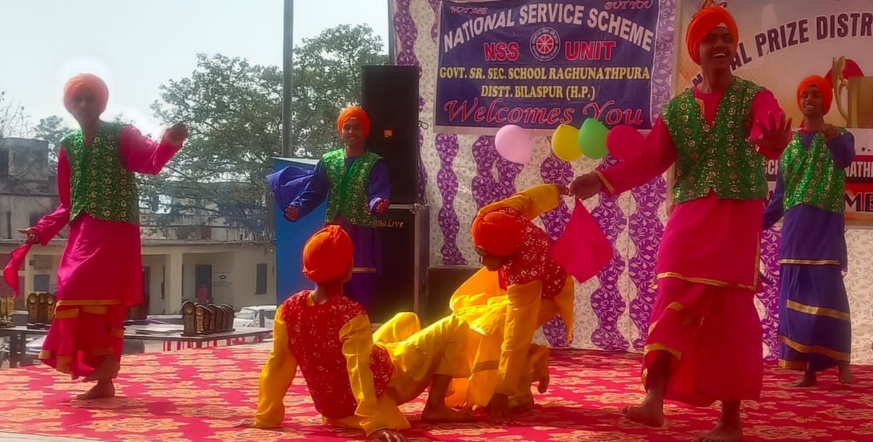 Students cheered after getting award in Raghunathpura school