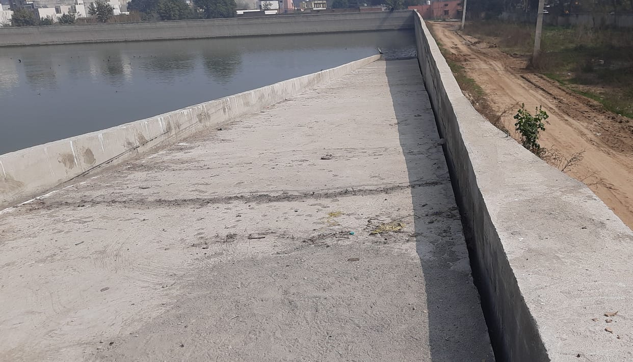 The crack of the new water tank increased the dispute between the city council and the public health officials