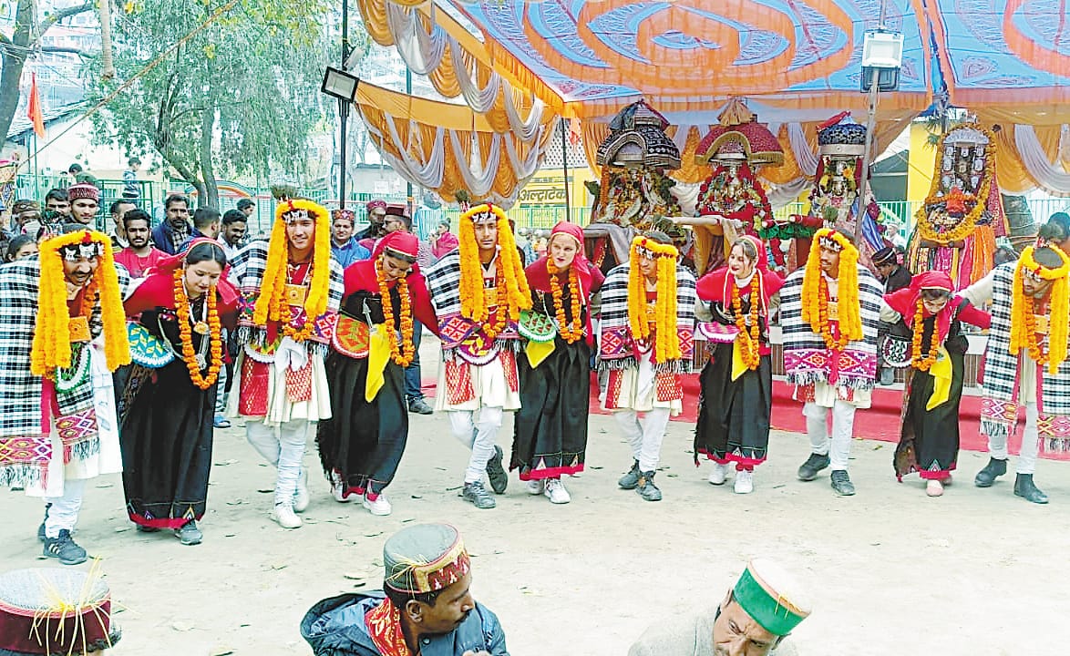 People put Kullavi Nati on the beat of musical instruments