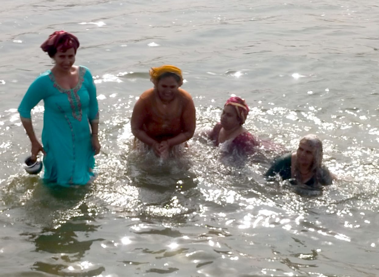 Thousands of devotees take bath in Yamuna