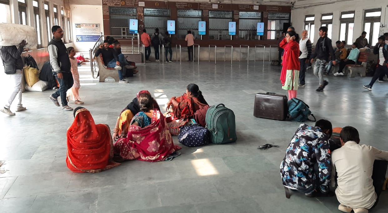 railway train stop gonda