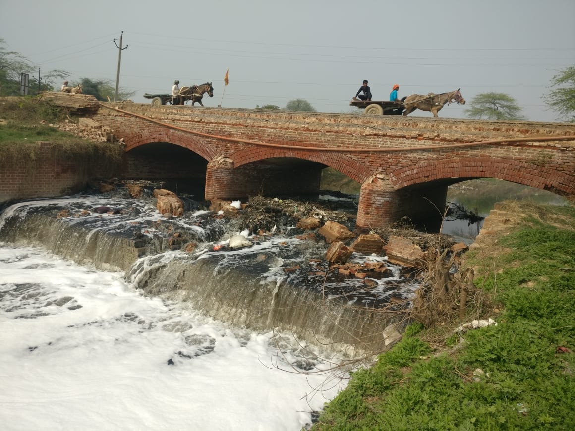 The railing of the bridge of the dirty drain broken due to the collision of the vehicle