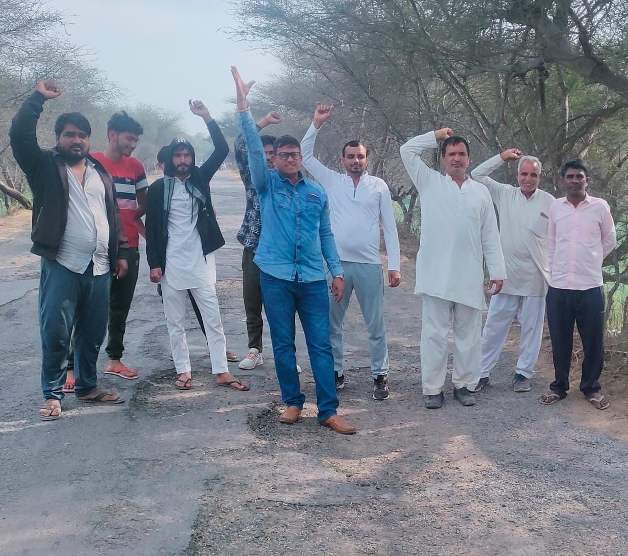 The condition of the Siwani-Loharu road is bad, the passengers are upset