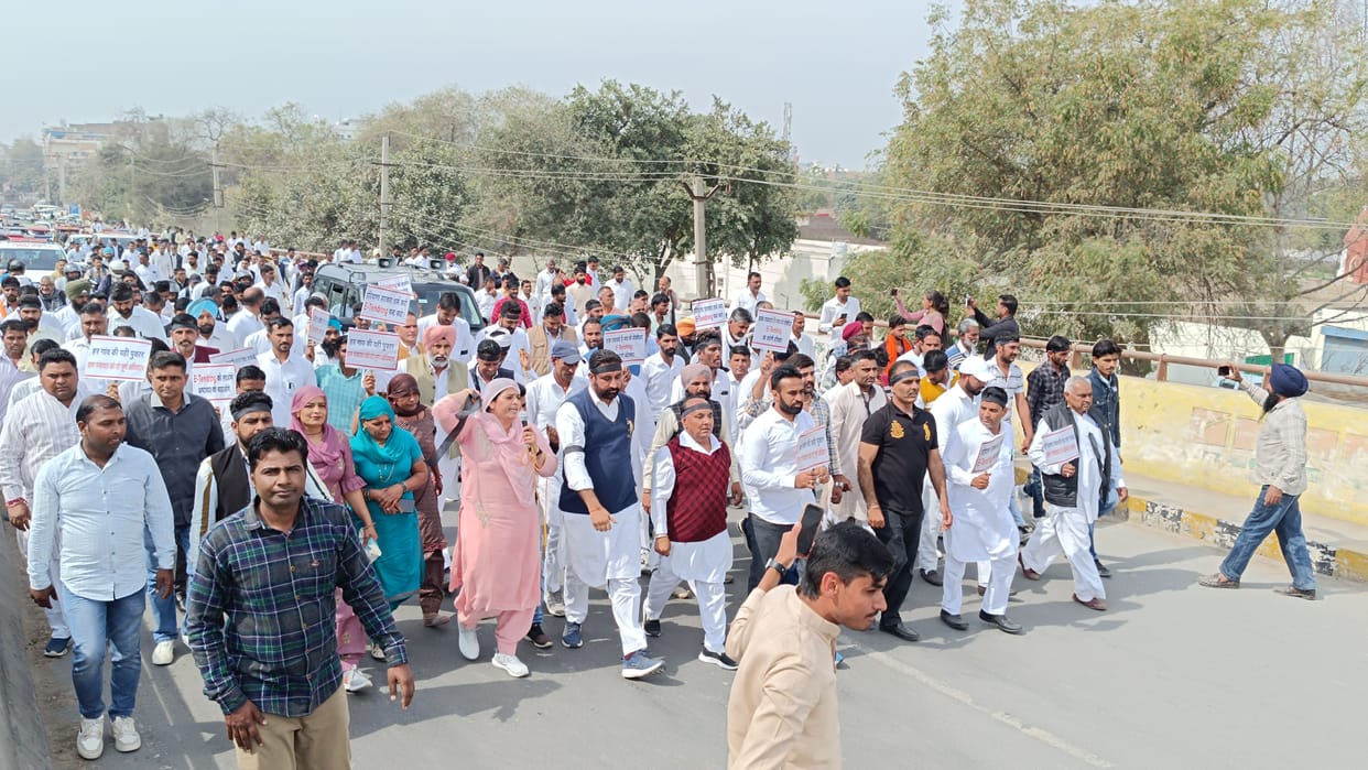 Sarpanchs from all over the district descended on Kali Patti Dam roads, first jammed Baba Bhuman Shah Chowk road and then staged a sit-in in front of the small secretariat for an hour.