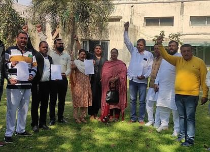 सोनीपत: पार्षदों का आरोप, बिना रिश्वत के अधिकारी नहीं करते काम फोटो 48: नगर निगम कार्यालय में संयुक्त रूप से कार्य करते हुए निगम सदस्य