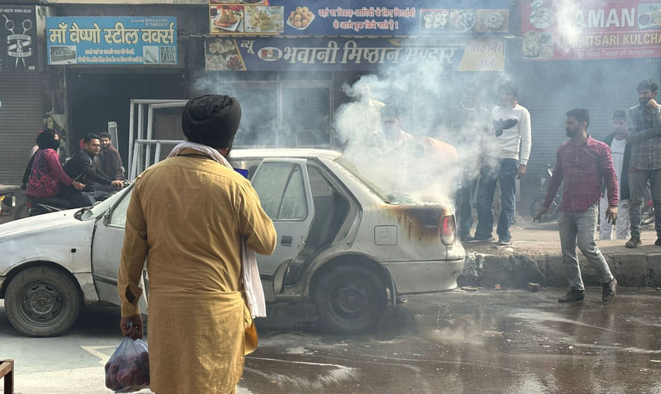 Car caught fire due to cylinder leaking on Chautala Road
