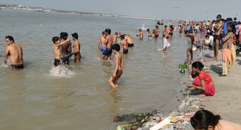 Somvati Amavasya: Thousands of devotees took a dip in the Ganges at Dhai Ghat