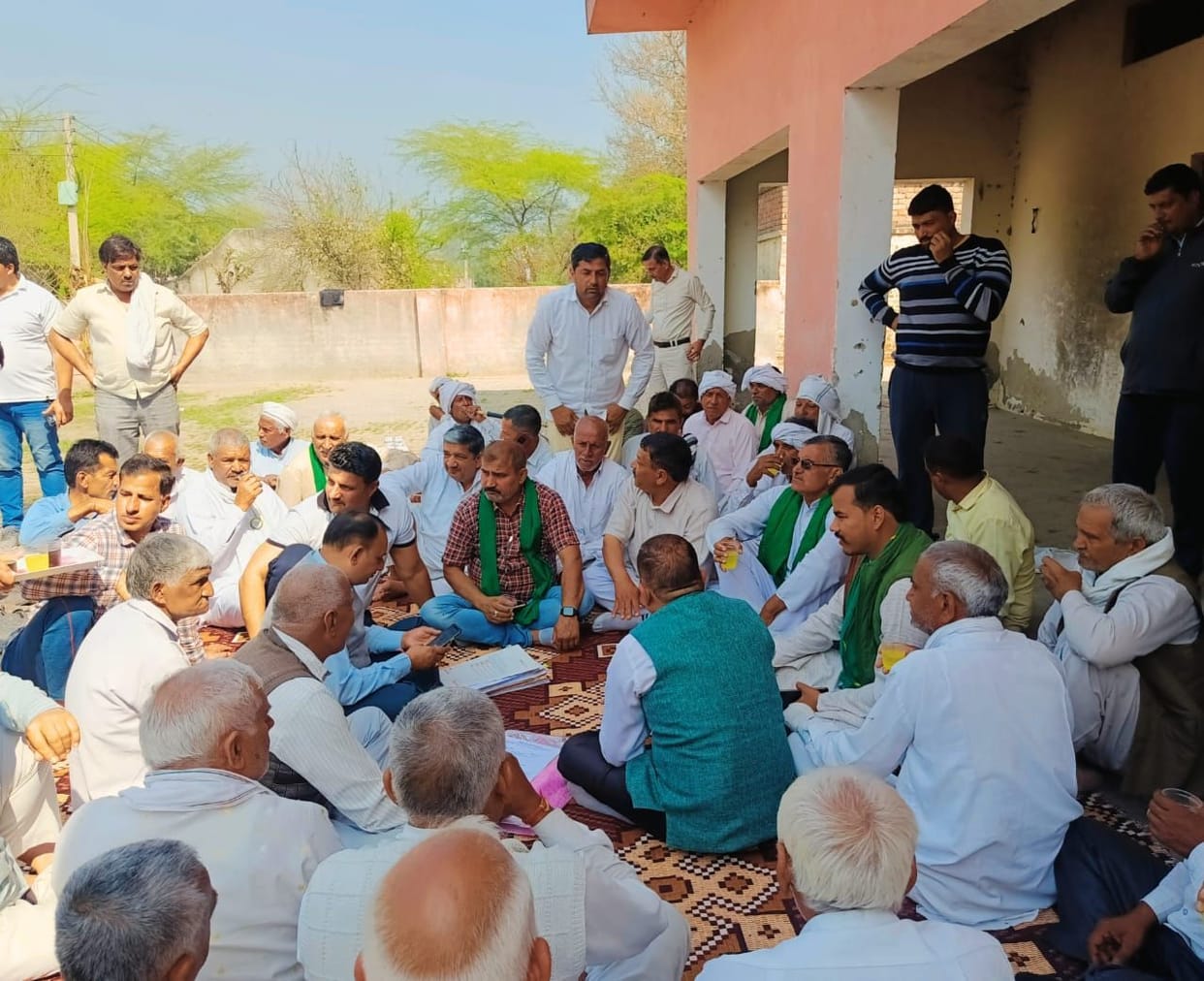 Farmers protested against the revenue department team that reached to distribute compensation