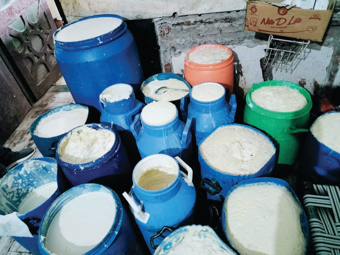 Chief Minister's flying squad and food security team raided the dairy, stench was coming from 160 kg cream of milk, destroyed by digging a pit