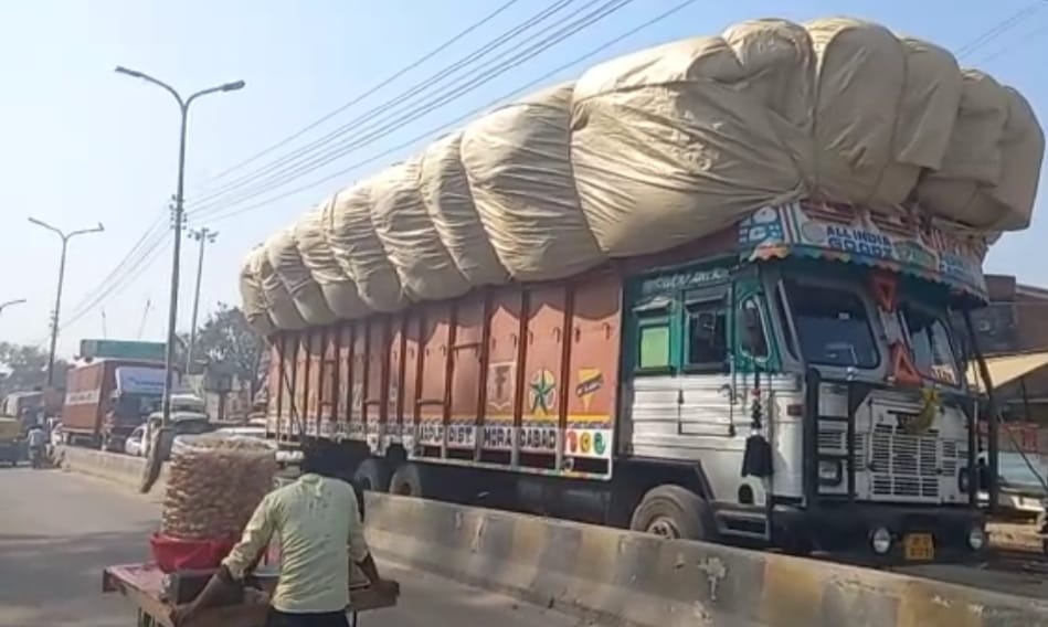 Overload truck of husk touched by power line, jammed on the highway