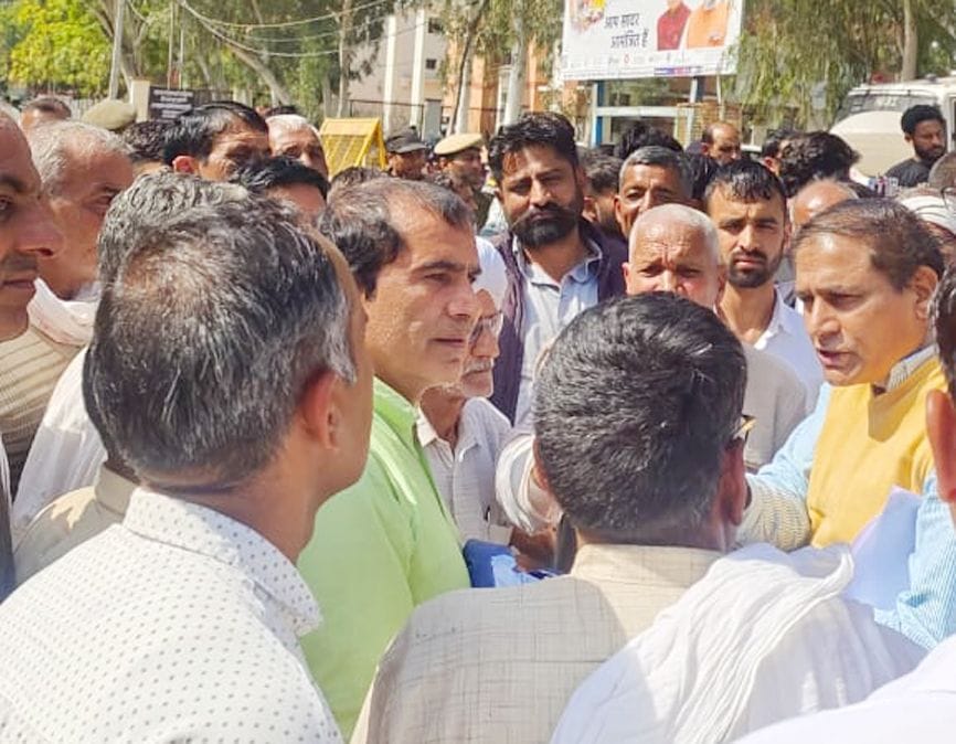 Farmers demonstrated at the small secretariat for the demand of Girdawari