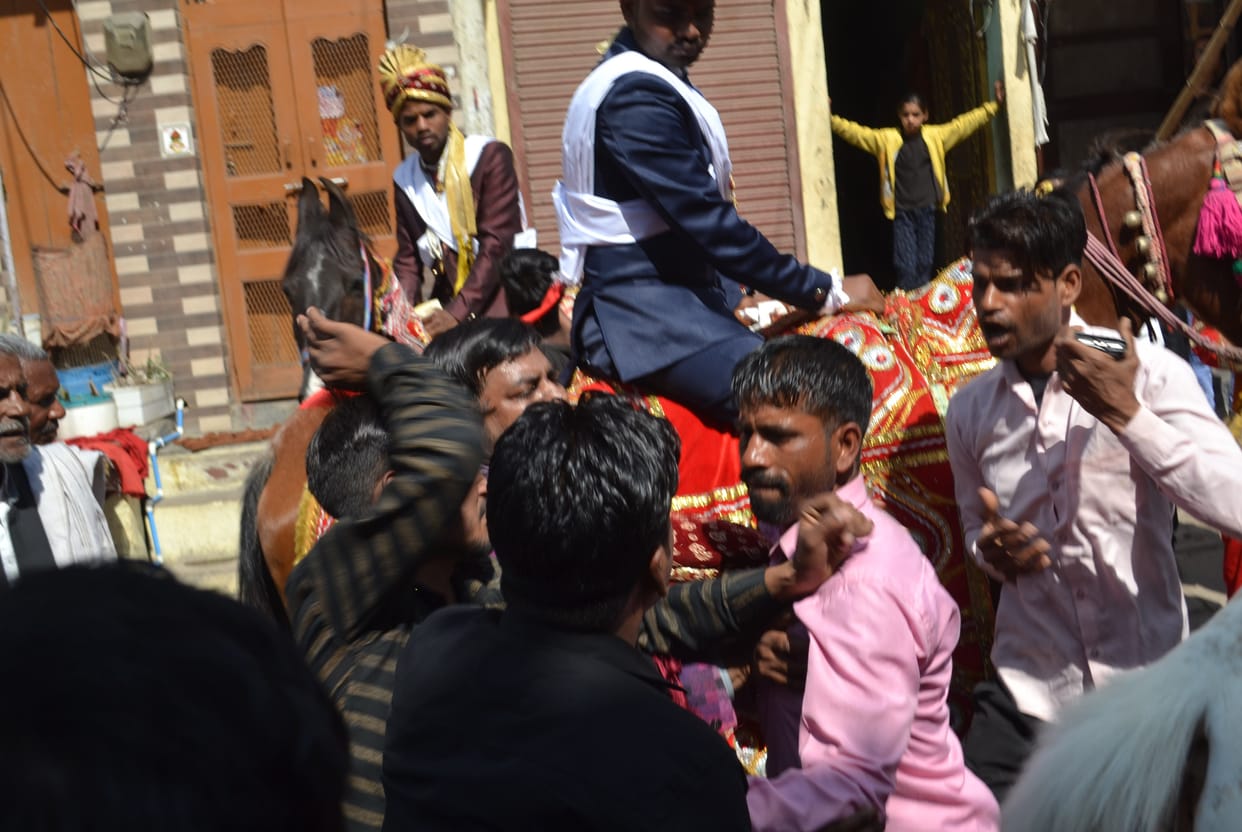 The groom fell due to the horse in the wedding procession, the fight