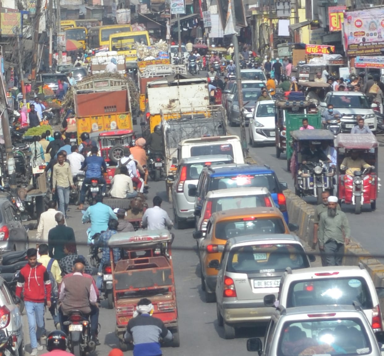 Railway gate remained closed for a long time, severe jam for three hours, drivers remained worried