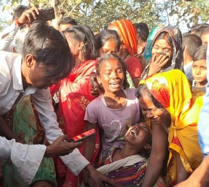 सिद्धार्थनगर में हादसा: हाईटेंशन तार टूटकर गिरने से खेत में मां-बेटी की झुलसकर मौत, गांव में मचा हड़कंप मिश्रौलिया क्षेत्र के रेहरा गांव में रोते बिलखते मृतिका मीना और उषा के परिजन। संवाद