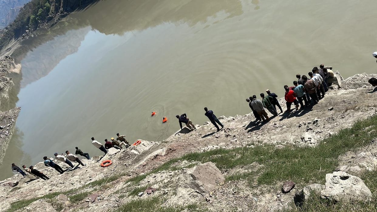 The relatives of the youth drowned in the river are in bad condition by crying