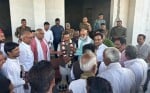 बागपत पहुंचे बनारस के भाजपा विधायक सुशील सिंह का स्वागत करते गुर्जर समाज के लोग