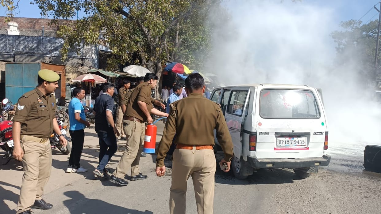 School van caught fire, children were somehow saved