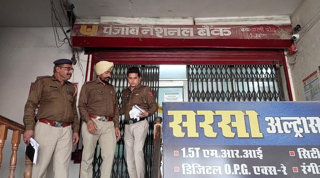 Agent came out with diamond bangle and chain from bank locker, pocket cut at the gate