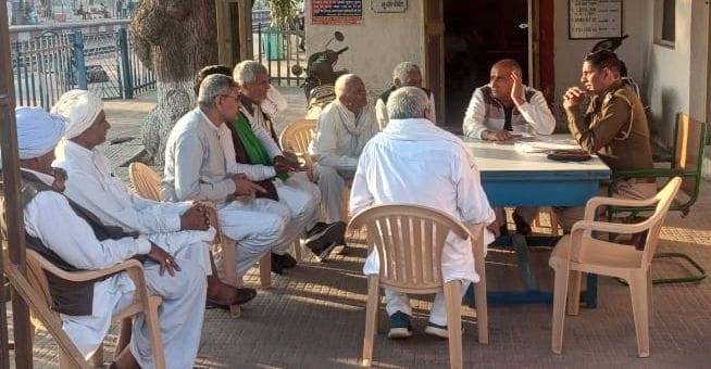 Khap and Tapa representatives met the station in-charge for the arrest of electricity employees